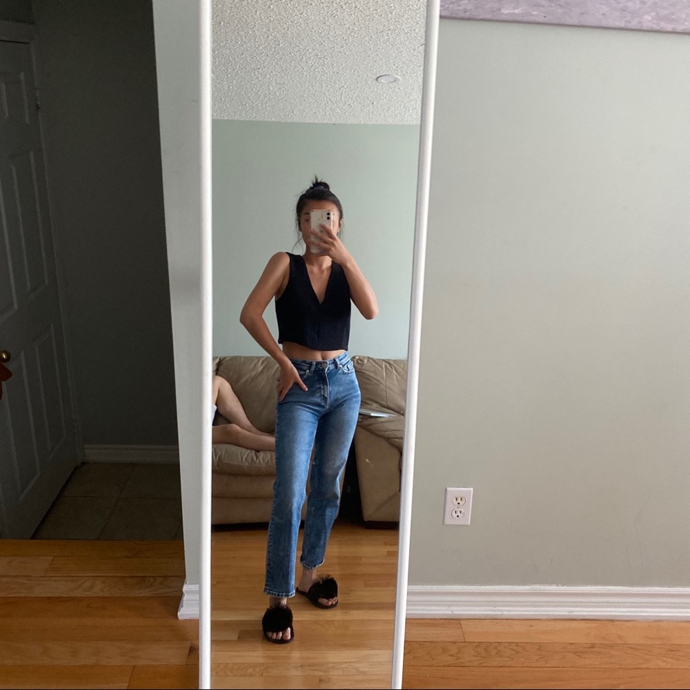 ARITZIA V NECK TOP